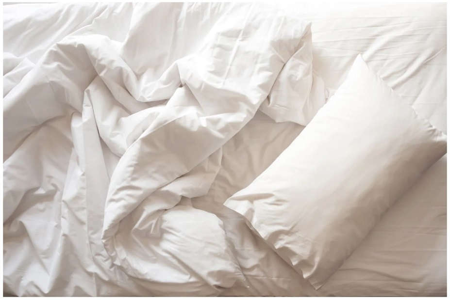 Crispy white cotton-sateen bedding